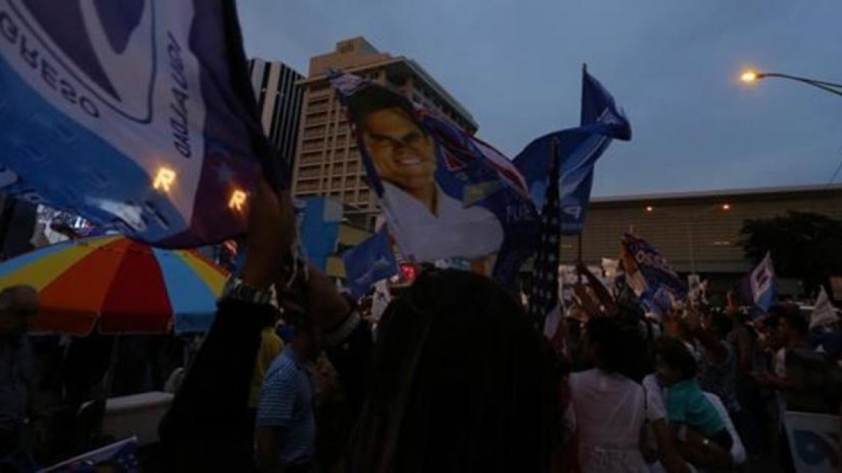 Ciudadanos puertorriqueños durante la jornada electoral del 5 de junio del 2016.-EFE / THAIS LLORCA