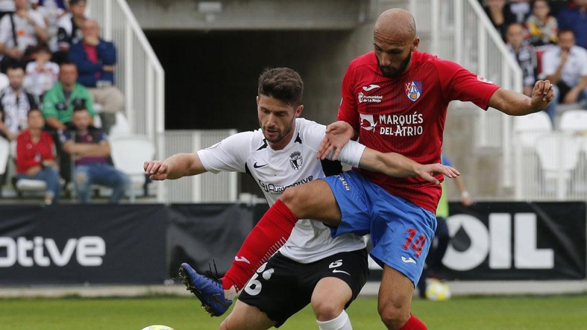 Indiano protege un balón ante un jugador del Calahorra en el choque del domingo-Santi Otero
