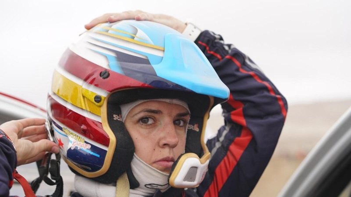 Cristina Gutiérrez se ajusta el casco antes de tomar la salida en una etapa del Dakar..-ECB