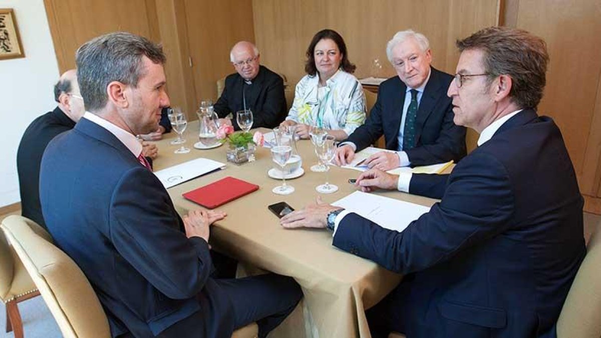 Lacalle y Núñez Feijoo, en primer término, durante el encuentro celebrado ayer.-ICAL