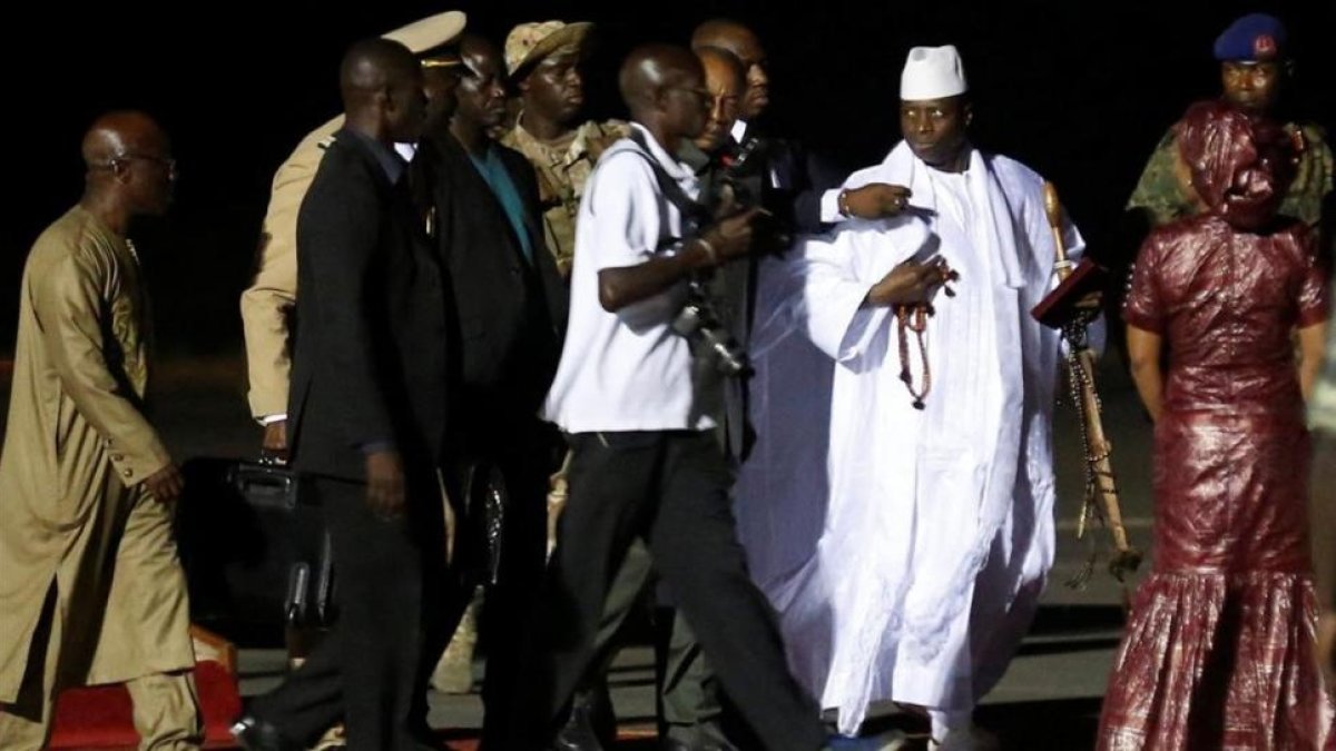 Yahya Jammeh a su llegada al aeropuerto para exiliarse a Guinea Ecuatorial.-THIERRY GOUEGNON