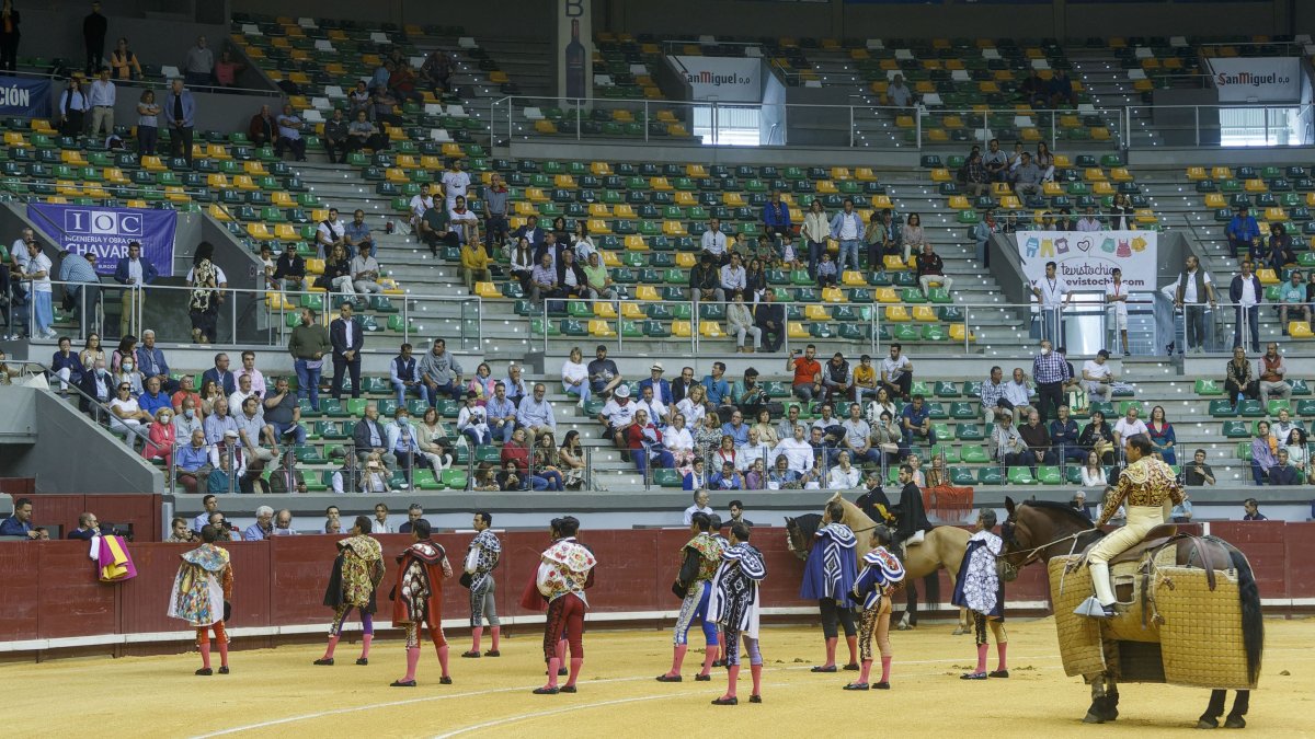 Paseíllo del festejo en el que participó Morenito de Aranda la feria pasada. El nuevo borrador no obliga a que la empresa incluya a toreros locales. SANTI OTERO