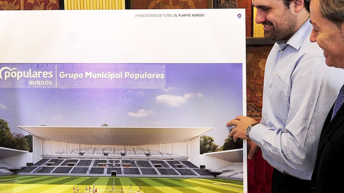 Los concejales César Barriada y Jorge Berzosa, presentaron el proyecto de remodelación. ISRAEL L. MURILLO