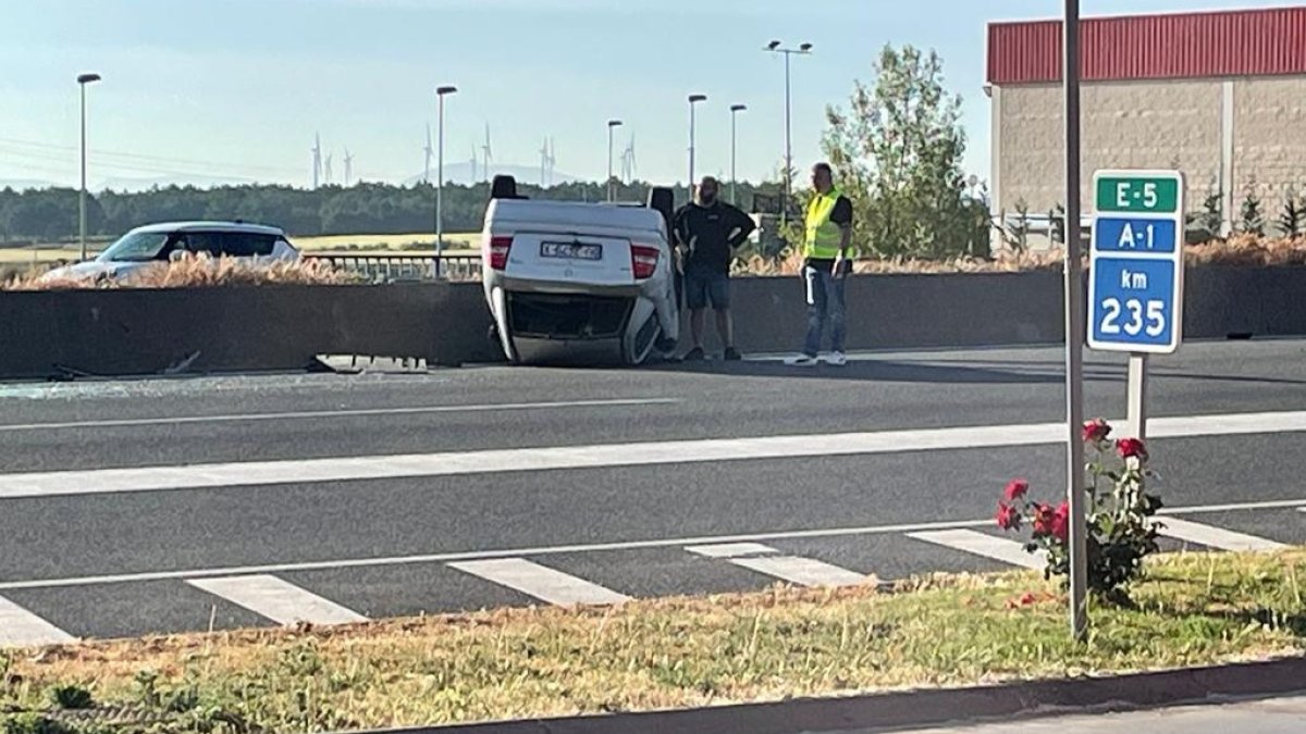 El coche quedó volcado en la A-1 sentido Madrid: FOTO: © ACB / N. C. H.