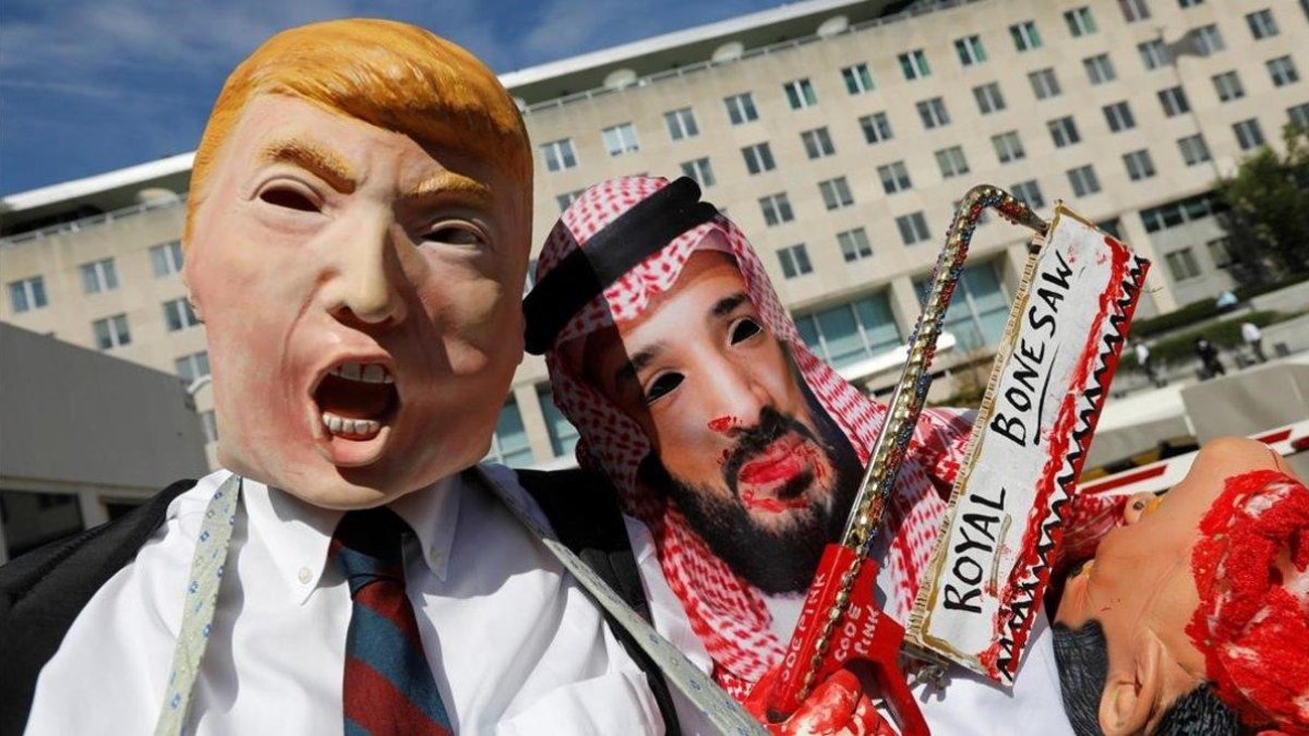 Activistas caracterizados como Trump y Bin Salmán protestan ante el Departamento de Estado de EEUU, reclamando sanciones contra Arabia Saudí por la muerte de Khashoggi-KEVIN LAMARQUE (REUTERS)