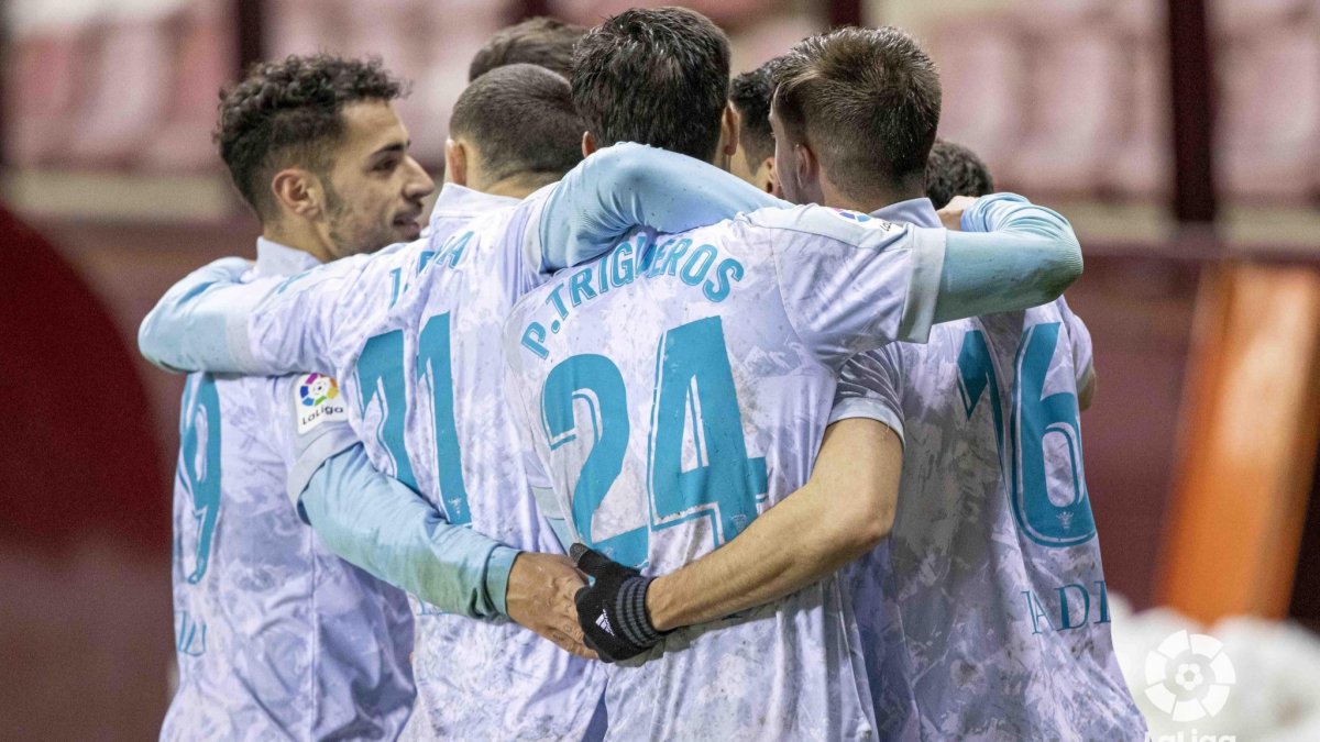 Los jugadores del Mirandés celebran un gol. LALIGA