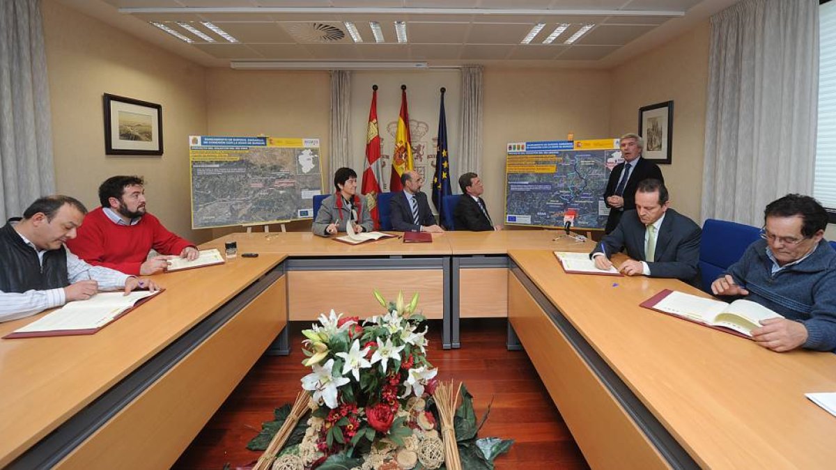 Vallejo, Arribas y Rico escuchan las explicaciones del técnico de Acuaes mientras los alcaldes de los municipios implicados firman los convenios-I. L. M.