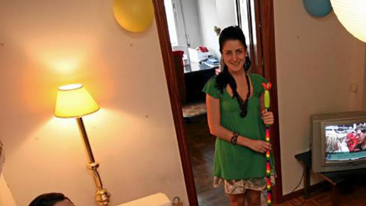 Dos chicas comparten piso y se reparten las tareas del hogar.-ECB