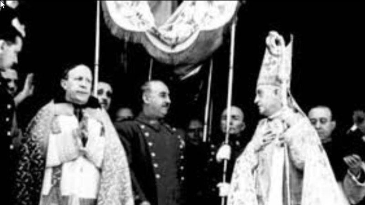 Francisco Franco, bajo palio durante la visita a una catedral.-E.P