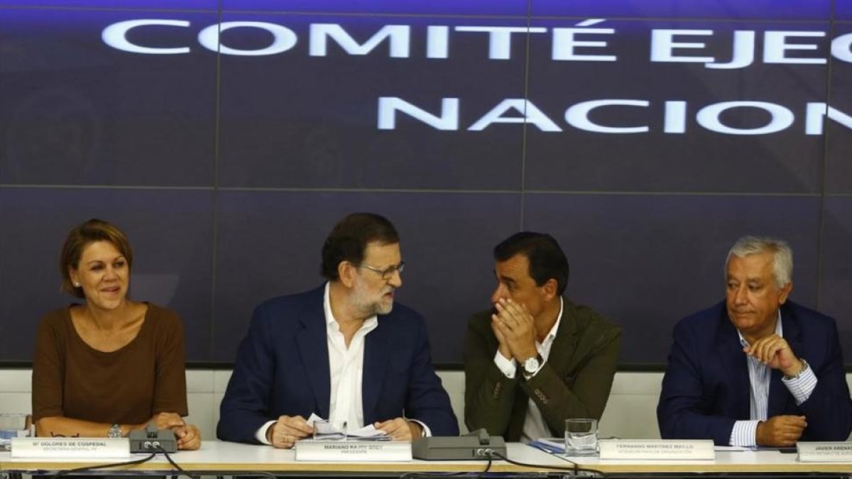 Mariano Rajoy y varios integrantes de la cúpula del PP en la reunión este miércoles del comité ejecutivo conservador.-AGUSTÍN CATALÁN