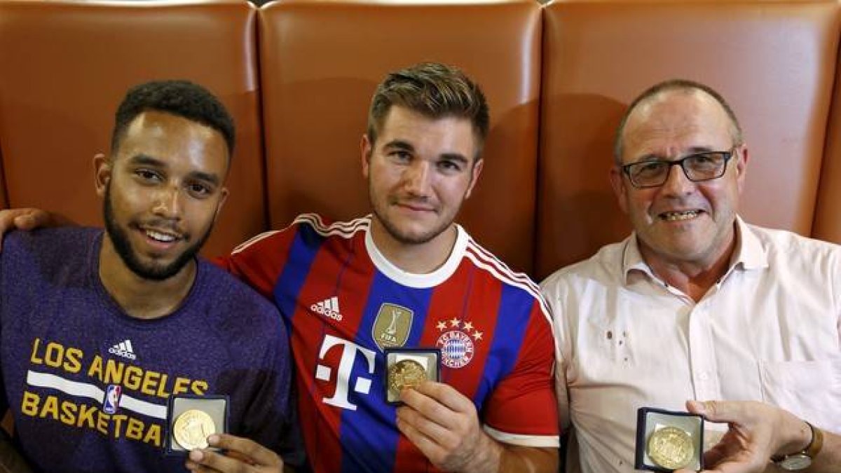 Anthony Sadler, amigo de los dos militares de EEUU, Alek Skarlatos, de la Guardia Nacional, y el británico Chris Norman con las medallas por su valentía.-Foto: REUTERS / PASCAL ROSSIGNOL