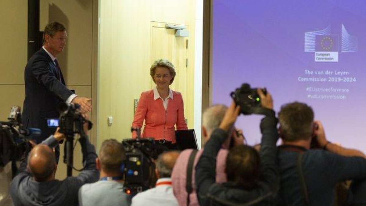La presidenta de la Comisión Europea, Ursula von der Leyen, presenta a los comisarios de su mandato.-VIRGINIA MAYO (AP)