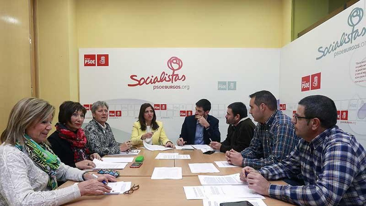 Reunión de representantes comarcales del PSOE de Burgos, ayer, en la sede del partido.-RAÚL G. OCHOA