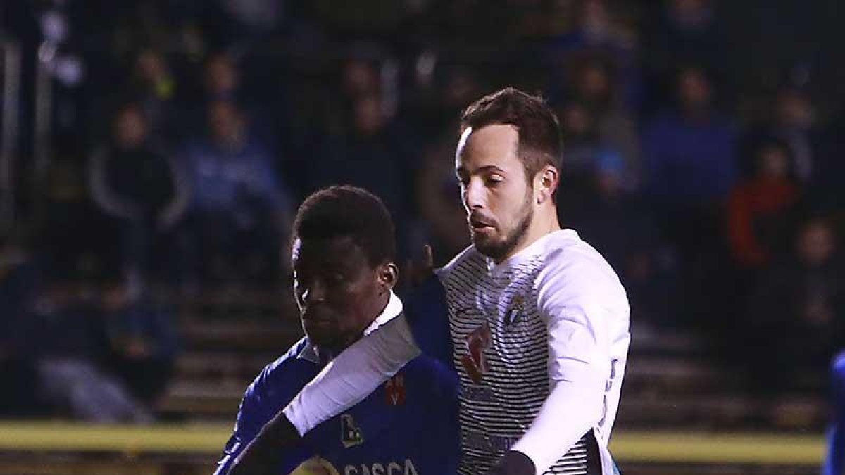 Carlos Álvarez conduce el balón en el choque ante el Barakaldo.-RAÚL G. OCHOA