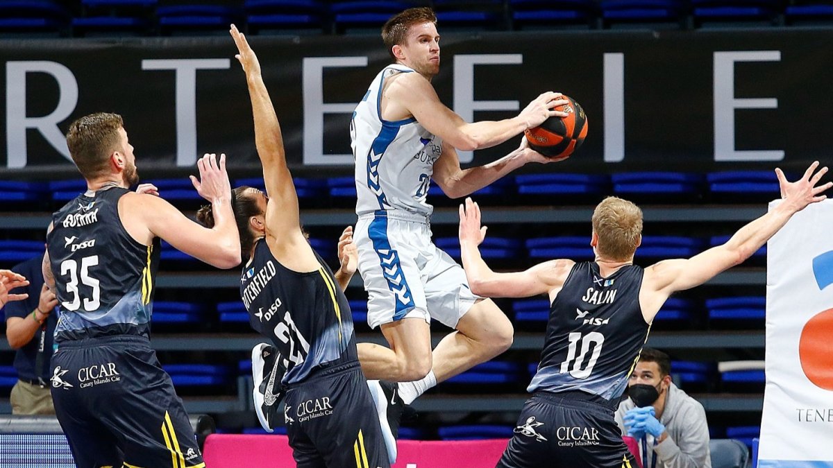 Rabaseda busca una solución en salto durante el partido disputado en Tenerife. ACB PHOTO / E. COBOS