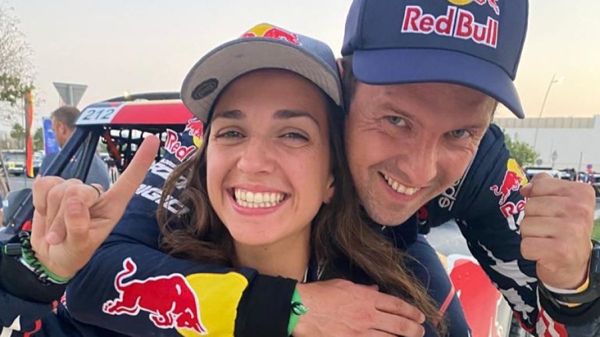 Cristina Gutiérrez se abraza a su copìloto tras proclamarse campeona del mundo.