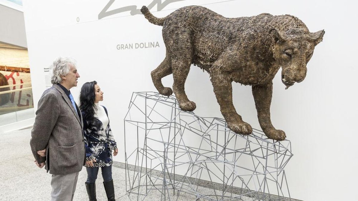 Juan Luis Arsuaga y la autora de la reproducción, Sonia Cabello, junto a la figura.-S. O.