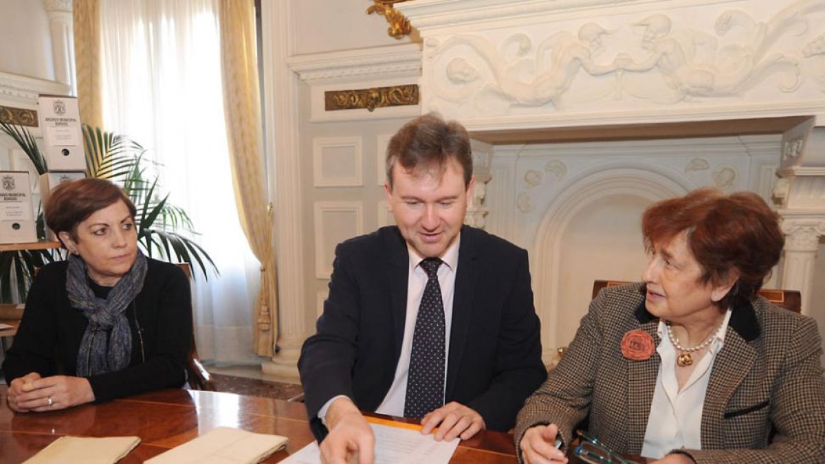 Milagros Moratinos (i.), Javier Lacalle y Elena Cortés Gómez, durante la firma del convenio en Castilfalé.-Israel L. Murillo