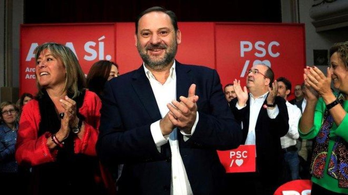 José Luis Ábalos junto a Núria Marín y Miquel Iceta, en el acto de campaña del PSC en l’Hospitalet de Llobregat.-SILVIA JARDÍ