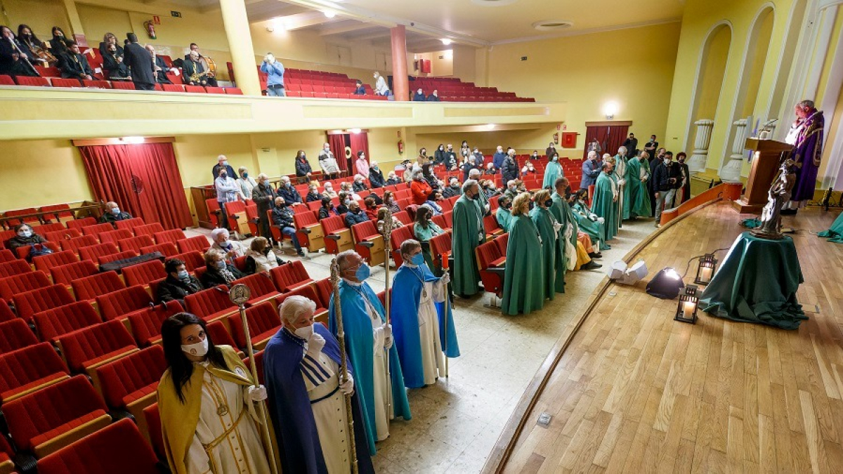 Celebración del Rosario Penitencial Obrero en el salón de actos de la Fundación Cajacírculo en la calle Concepción. SANTI OTERO