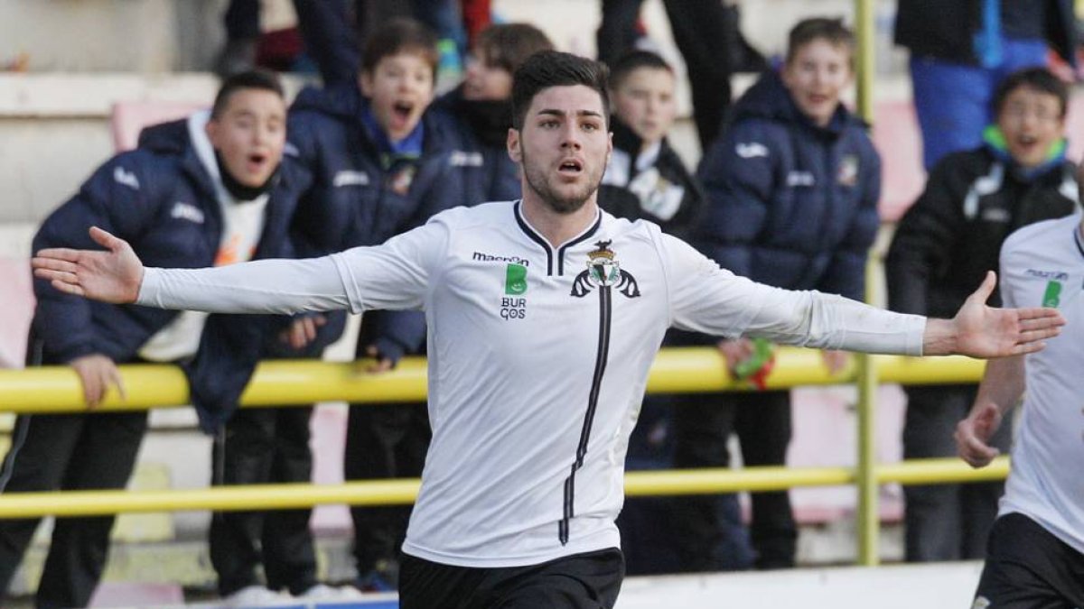 Cristian celebra un gol en El Plantío.-Santi Otero