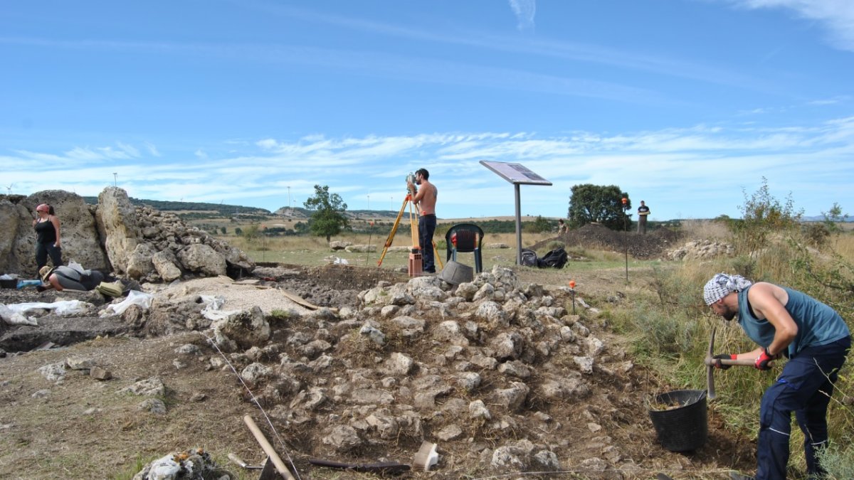 Excavación del dolmen El Pendón. DICYT