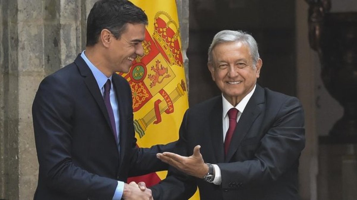 El presidente español, Pedro Sánchez, y el de México, Andrés Manuel López Obrador.-RODRIGO ARANGUA (AFP)