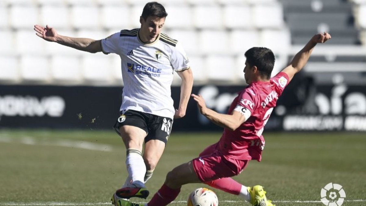 Guillermo busca el pase en el encuentro ante el Leganés. LALIGA