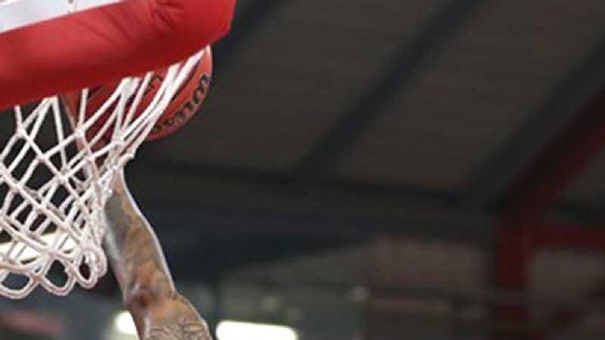 Branden Frazier machaca el aro en un partido con el Avtodor.-FIBA