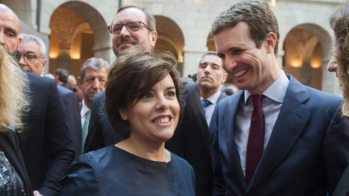 Soraya Sáenz de Santamaría, Pablo Casado y Javier Maroto (detrás), en los actos del Dos de Mayo. /-