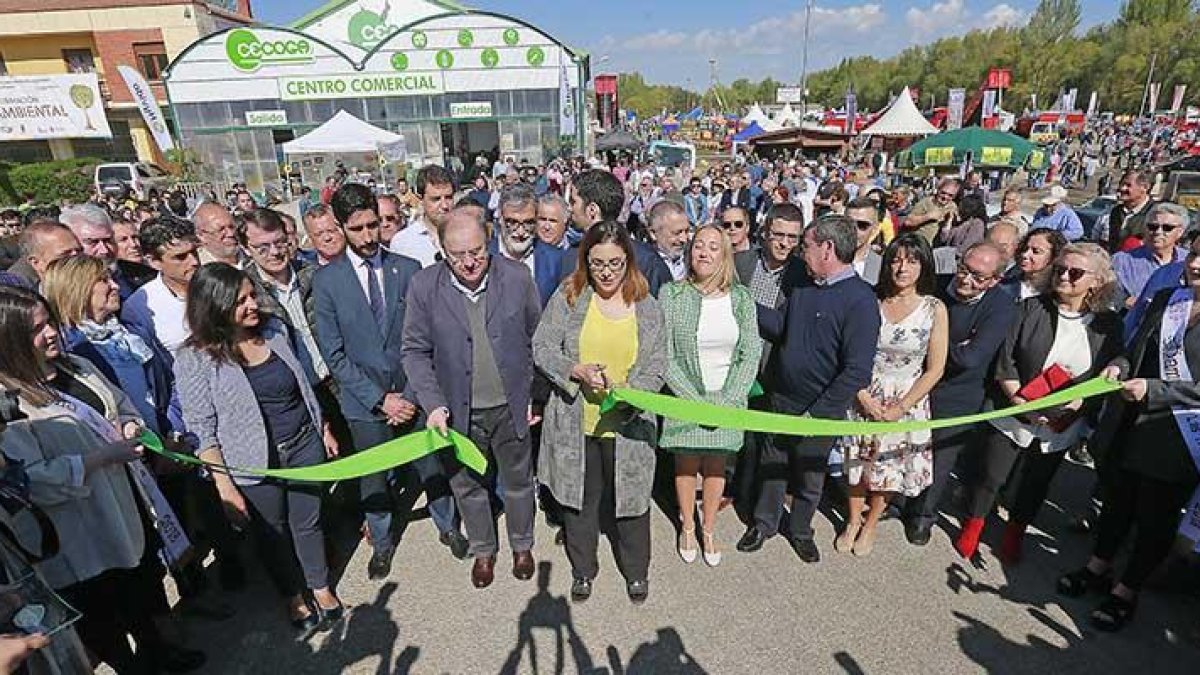 Herrera -en la imagen junto a la alcaldesa lermeña-, inauguró ayer la 59 edición de la feria que, como detalló, «inició su andadura en 1961 y hoy sigue siendo una cita multitudinaria».-R. O.