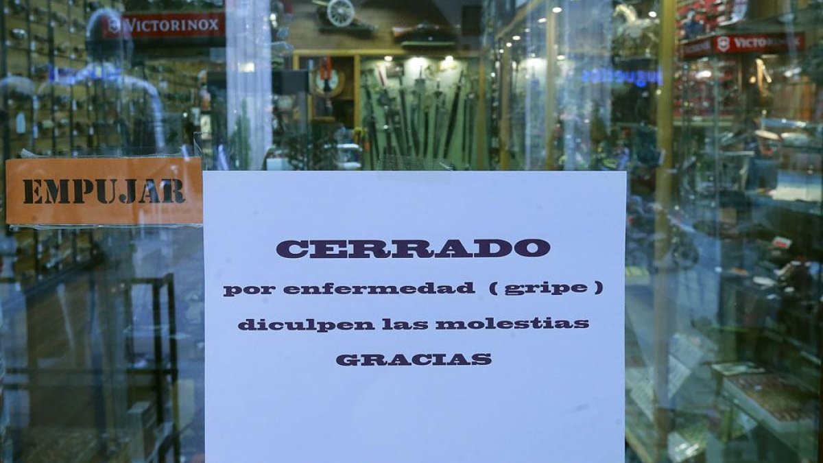 Un comercio burgalés cerrado a causa de la fiebre.-RAÚL G. OCHOA