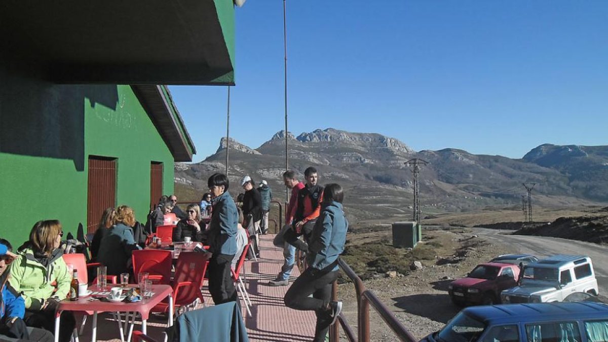 A pesar de la falta de nieve, los visitantes se mostraron encantados de poder disfrutar del paraje y del restaurante.-ECB