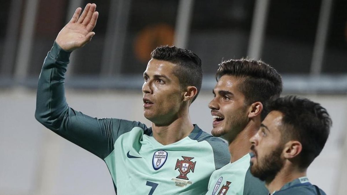 Cristiano Ronaldo, André Silva y Bernardo Silva celebran un gol contra Andorra.-EFE / GUILLAUME HORCAJUELO