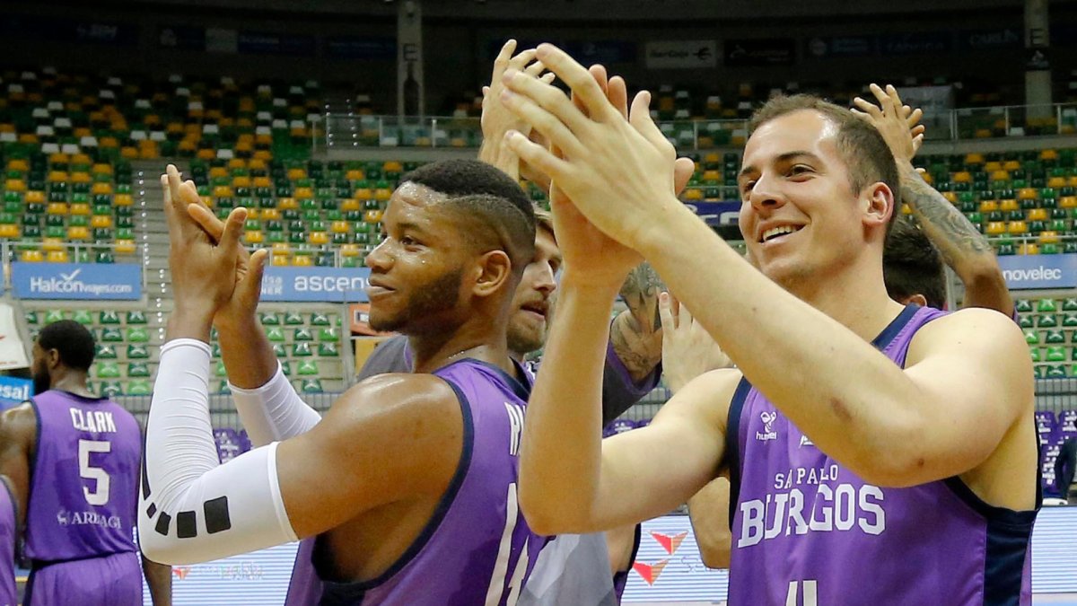 Rivero y Salvó celebran la clasificación del San Pablo con las gradas vacías como testigos, ayer. SANTI OTERO