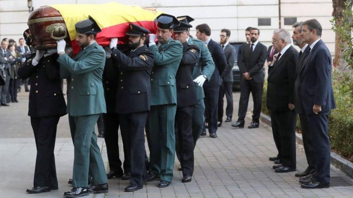 Catalá, Lesmes y González Ribas durante la llegada de los restos mortales de Maza a la capilla ardiente.-BALLESTEROS (EFE)