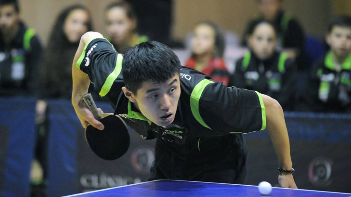Bohan Zhang completa el movimiento de saque.-ISRAEL L. MURILLO