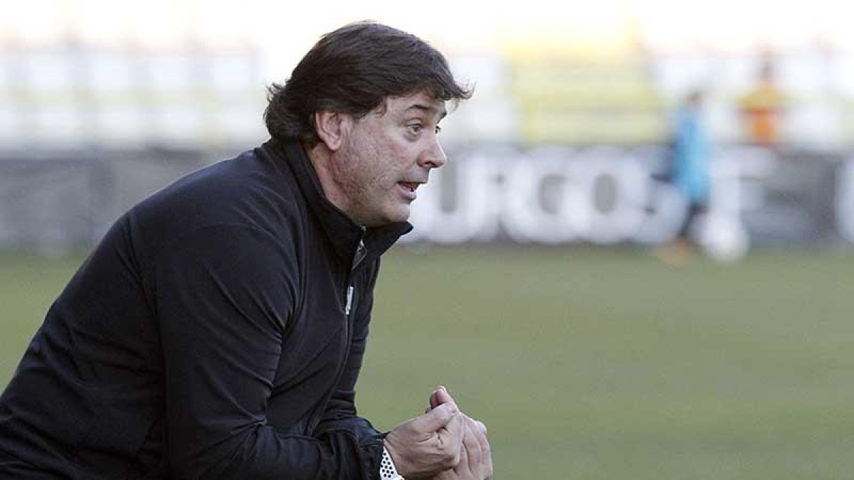 Alejandro Menéndez da instrucciones a sus pupilos durante un partido en El Plantío-Santi Otero