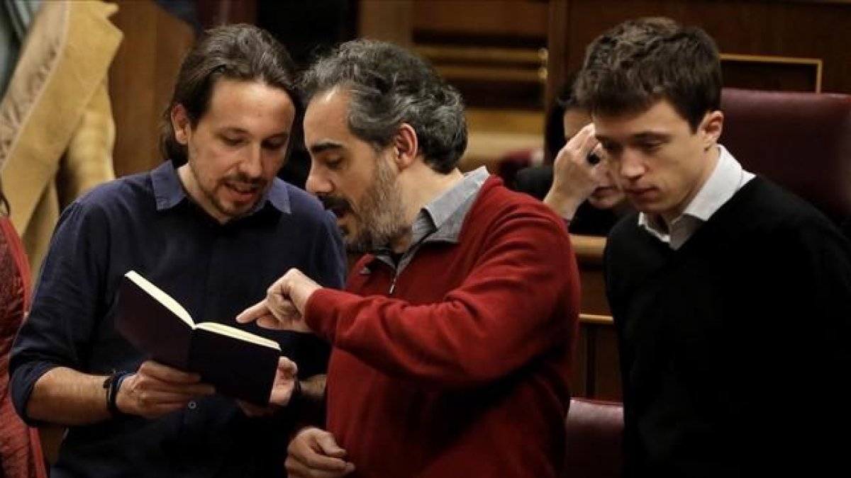 Raimundo Viejo charla con Pablo Iglesias e Íñigo Errejón en el hemiciclo el pasado miércoles.-JOSÉ LUIS ROCA