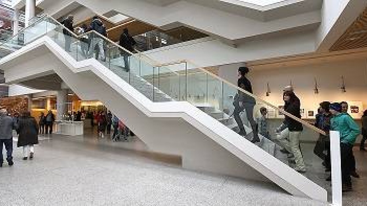 Escaleras de acceso a las plantas superiores del Museo de la Evolución. El edificio en su interior es diáfano y el visitante se mueve por la exposición con facilidad.-RAÚL OCHOA