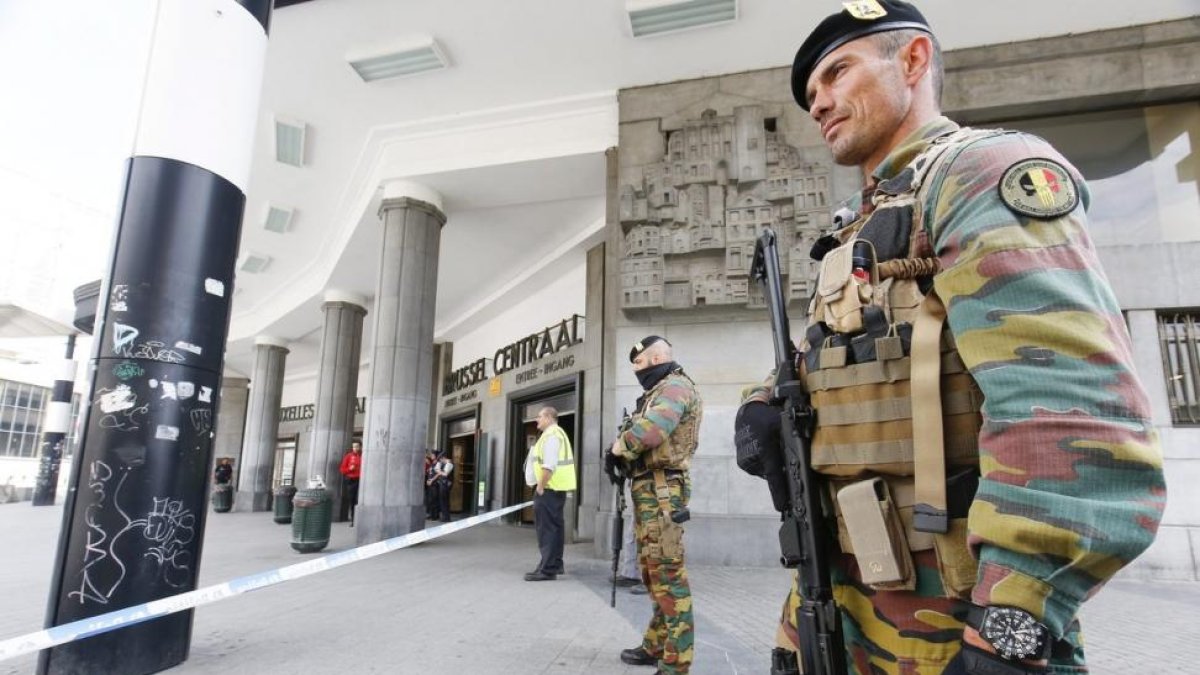 Soldados belgas vigilan la estación central de Bruselas tras ser evacuada por un aviso por un paqueta sospechoso, en 19 de junio.-EFE / JULIEN WARNAND