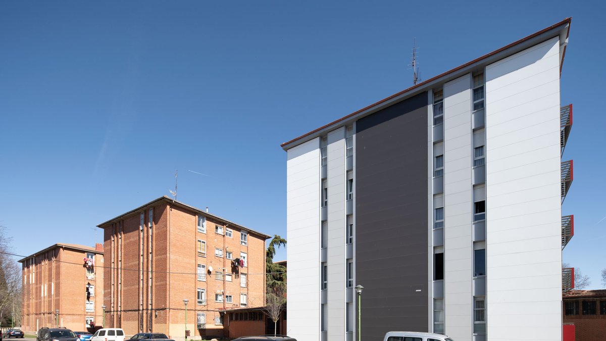 Dos edificios sin fachada ventilada y uno ya rehabilitado en el barrio de San Cristóbal.