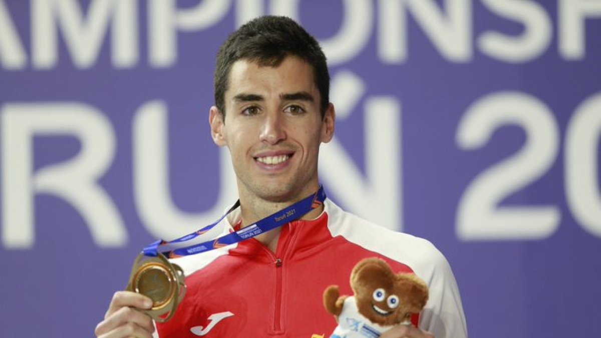 Jesús Gómez posa con la medalla de bronce conquistada en el Europeo de Torun, ayer. TWITTER / @RFEA