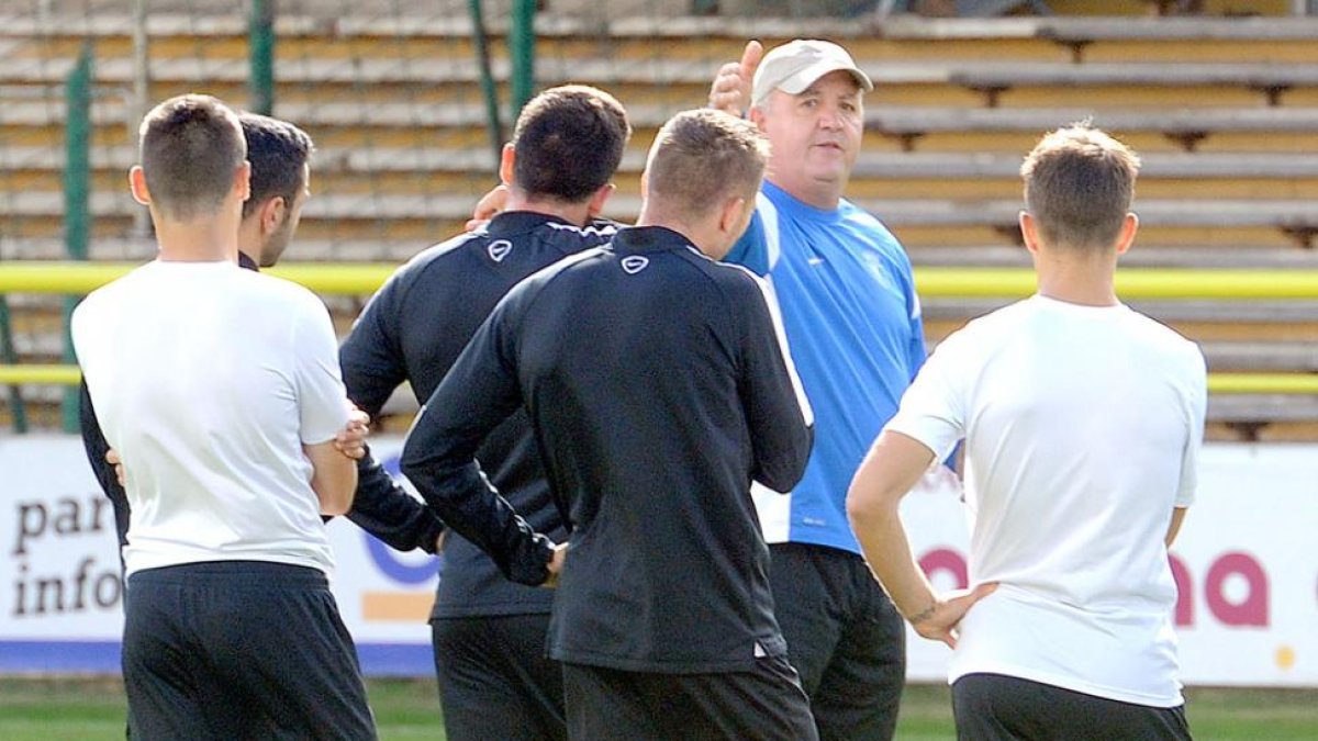 Mandiola da instrucciones a varios jugadores durante el entrenamiento de ayer.-ISRAEL L. MURILLO