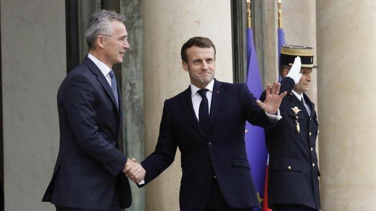 Macron recibe a Stoltenberg en el Palacio del Elíseo en París.-HENRI SZWARC