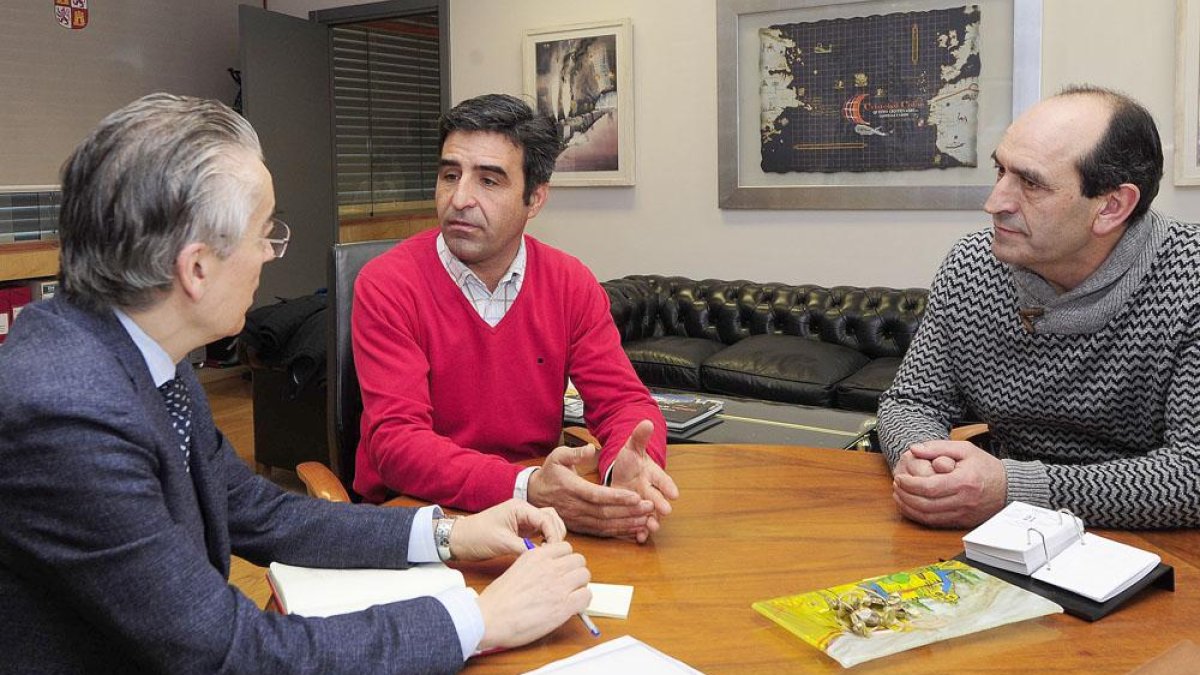 (De izq. a dcha), Roberto Sáiz, Esteban Martínez y Eliseo Martínez durante la reunión que mantuvieron ayer.-I. L. M.