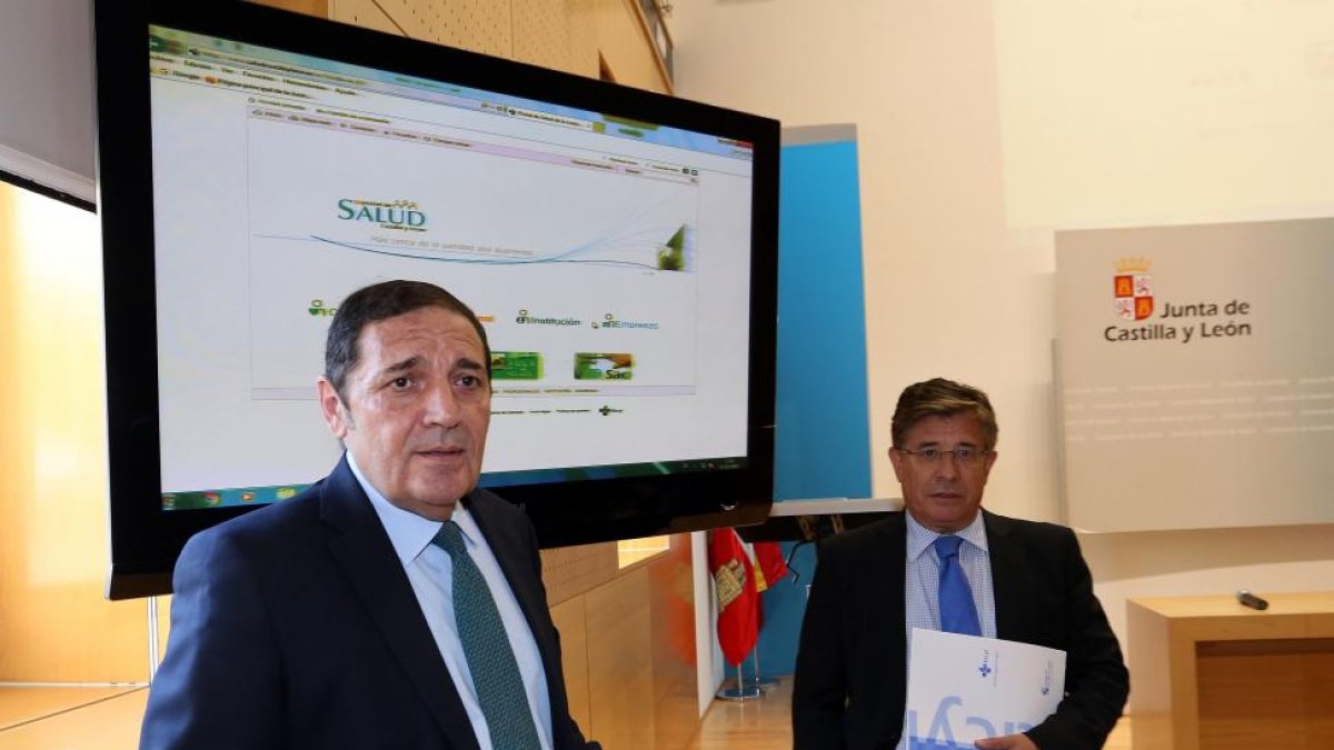 El consejero de Sanidad Antonio Sáez con el gerente de Sacyl Rafael López en la presentación del portal.-ICAL