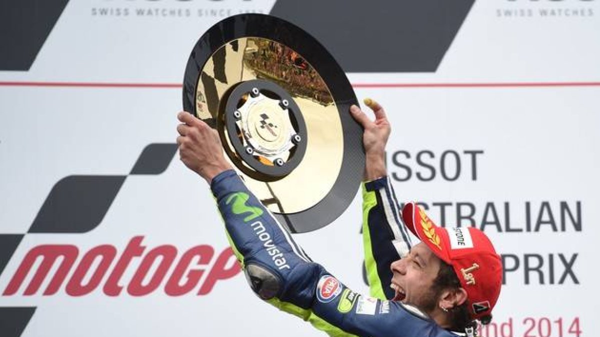 Valentino Rossi celebrando la victoria de Moto GP en el Gran Premio de Phillip Island.-PETER PARKS / AFP