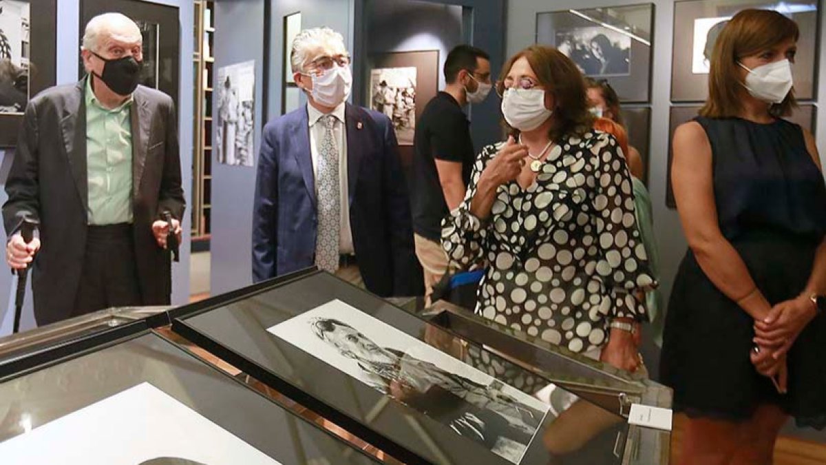 Marcos-Ricardo Barnatán, Roberto Saiz, Raquel Contreras y Nuria Barrio en la inauguración de la exposición fotográfica de Mario Muchnik en el Palacio de la Isla. RAÚL G. OCHOA