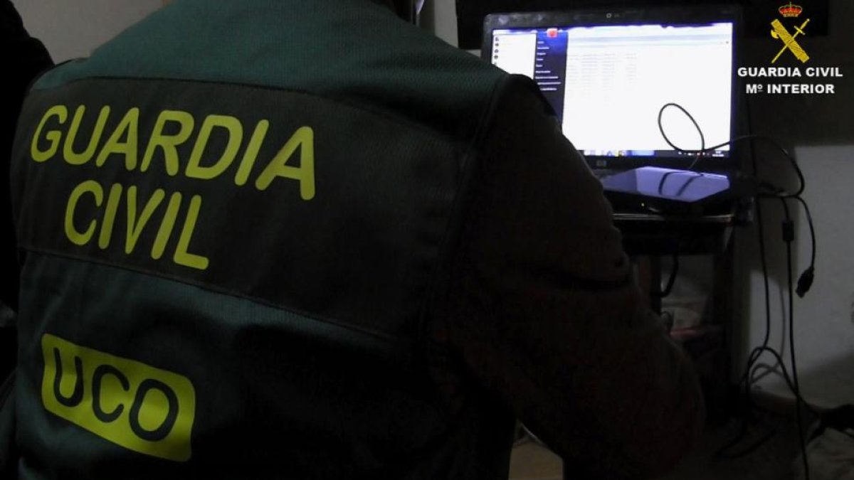 Un agente del Grupo de Delitos Telemáticos de la UCO de la Guardia Civil.-EFE